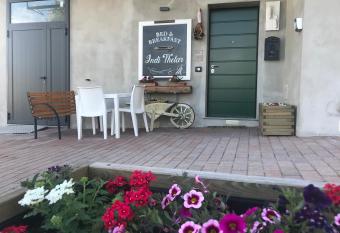 Bed & Breakfast Indi Thelar allows 18 year olds to book a room