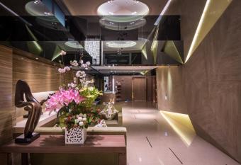 Green World JianPei allows 18 year olds to book a room