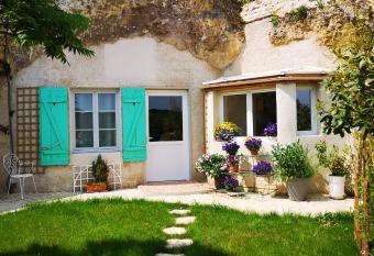 Caves du Coteau 3 allows 18 year olds to book a room