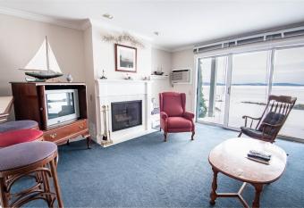 110 Water Street Inn allows 18 year olds to book a room