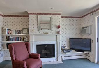 211 Water Street Inn allows 18 year olds to book a room