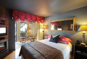 Twin Pine Manor has rooms with a private hot tub