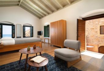 Kalnterimi Guesthouses has rooms with a private hot tub