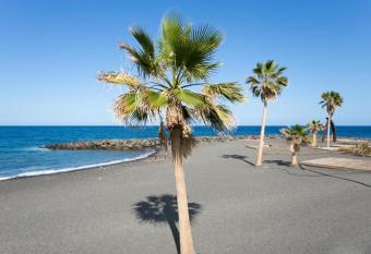 Bright spacious apartment, 2 min walk from beach allows 18 year olds to book a room