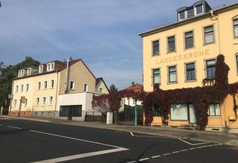 Ferienhaus Landeskrone allows 18 year olds to book a room