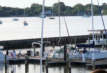 Luxury Home 5 Br 3 Ba Near Beaches And Venues has Balcony rooms