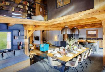 Chalet Stellaone - OVO Network has rooms with a private hot tub