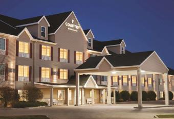 Country Inn & Suites by Radisson, Bismarck, ND has rooms with a private hot tub