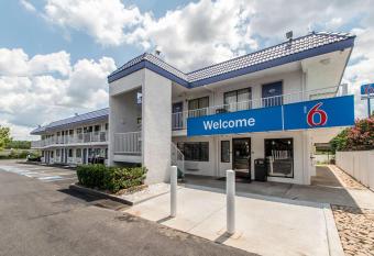 Motel 6 Atlanta Northeast-Norcross has Smoking rooms