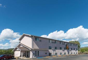 Super 8 by Wyndham Raton has Balcony rooms