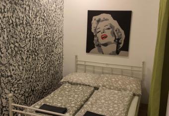 Arbeiterwohnungen Graz Hauptbahnhof has Balcony rooms