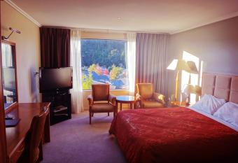 Albany Rosedale Motel has rooms with a private hot tub