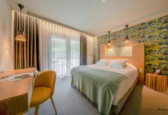 La Libellule allows 18 year olds to book a room