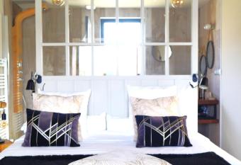 EcoLodges Les Carrelets - Golf des Graves et du Sauternais has rooms with a private hot tub