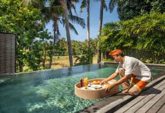 Villa Kayu Lama has rooms with a private hot tub