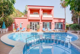 Hotel Don C  ndido allows 18 year olds to book a room