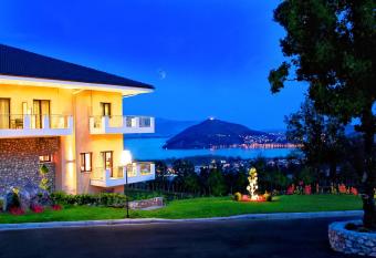 Enastron View Hotel allows 18 year olds to book a room