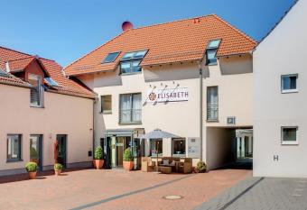 Elisabeth Hotel garni allows 18 year olds to book a room