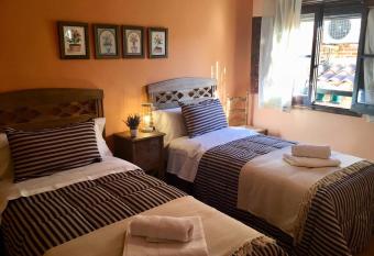 Apartamento La Alcanc  a allows 18 year olds to book a room