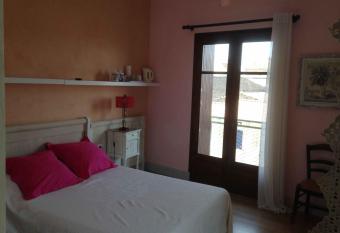 Chambre du Charron allows 18 year olds to book a room