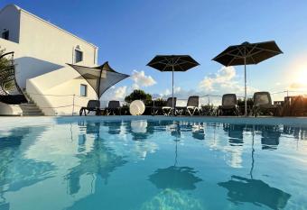 Hermoso Luxury Suites allows 18 year olds to book a room