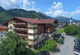 Hotel Schwarzer Adler mit Vilsalpsee B  hnchen has Balcony rooms