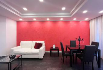 Elegante bilocale Torre Pontina allows 18 year olds to book a room