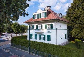 Villa Gelbmann - Ferienwohnungen Velden allows 18 year olds to book a room