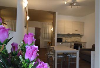 Residenza Ofelia has Balcony rooms