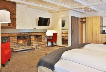 Hotel Restaurant Schiff allows 18 year olds to book a room