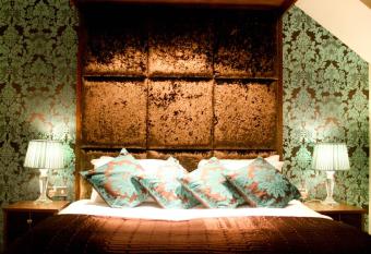 The Old Barn Inn has rooms with a private hot tub