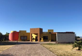 Quinta Hotel los Duraznos has rooms with a private hot tub