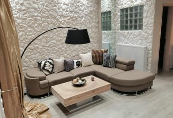 Olive Grove Deluxe apartment has Balcony rooms