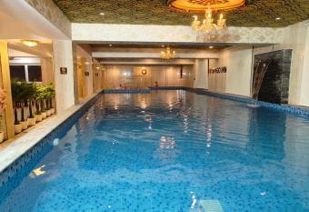 Spago Inn allows 18 year olds to book a room