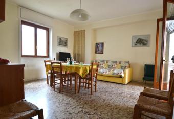 Trilocale In Centro a 50 Mt Mare has Balcony rooms