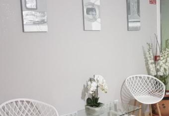 Pensi  n Casa Mika allows 18 year olds to book a room