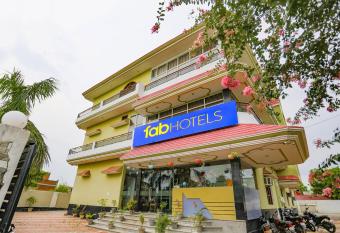 FabExpress Kriti Green allows 18 year olds to book a room