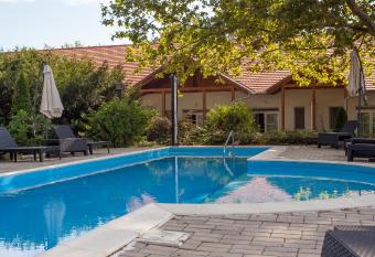 Hotel Plat  n allows 18 year olds to book a room