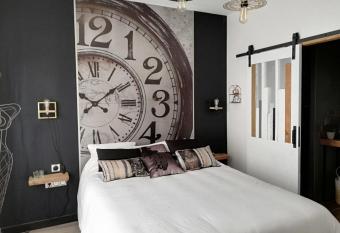 Entre Honfleur et Etretat allows 18 year olds to book a room