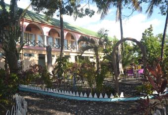 H  tel Les Arcades has Balcony rooms