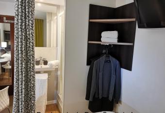 A&H PRIVIL  GE Lyon Est - Saint Priest Eurexpo allows 18 year olds to book a room