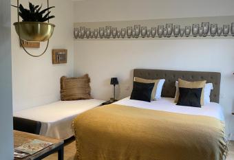 Le Temps des H  tes allows 18 year olds to book a room