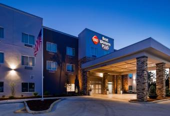 Best Western Plus Parkside Inn & Suites allows 18 year olds to book a room