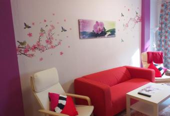 Apartamento  allows 18 year olds to book a room