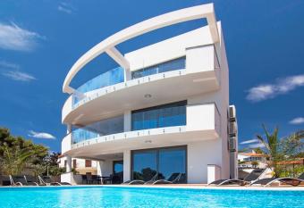 Villa Sunrise Premantura Sea View has Balcony rooms