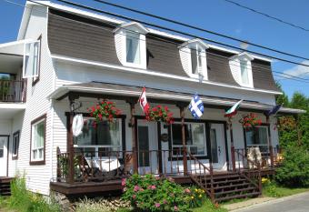 G  te Aux Traditions has Balcony rooms