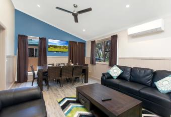 Armidale Tourist Park has Balcony rooms