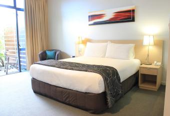 Waves has rooms with a private hot tub