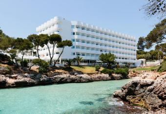 AluaSoul Mallorca Resort - Adults only allows 18 year olds to book a room