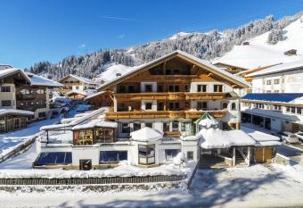 Hotel Kristall - Adults Only allows 18 year olds to book a room